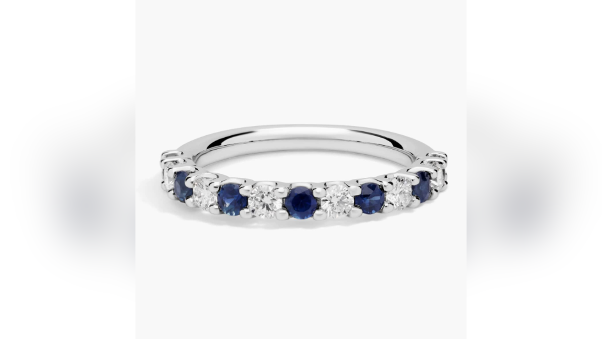 A unique ring with beautiful sapphire and diamonds. 