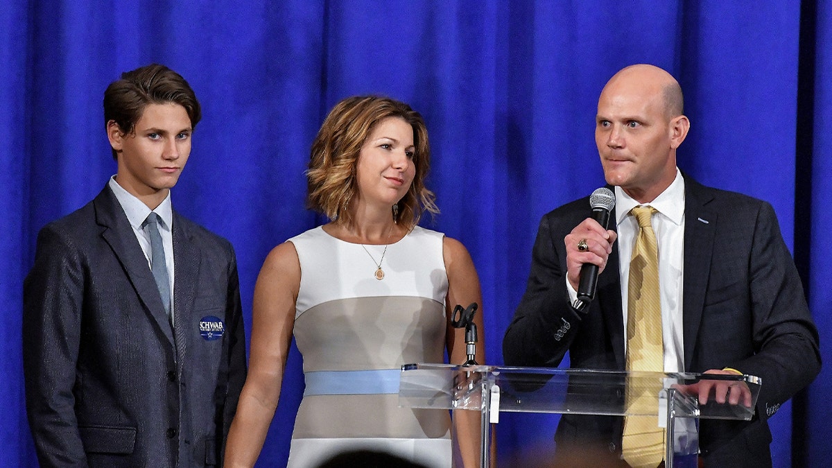 Scott Schwab, que ganó las primarias republicanas para secretario de Estado de Kansas, se dirige a un grupo de observación durante una reunión de la noche electoral el 7 de agosto de 2018, en Overland Park.