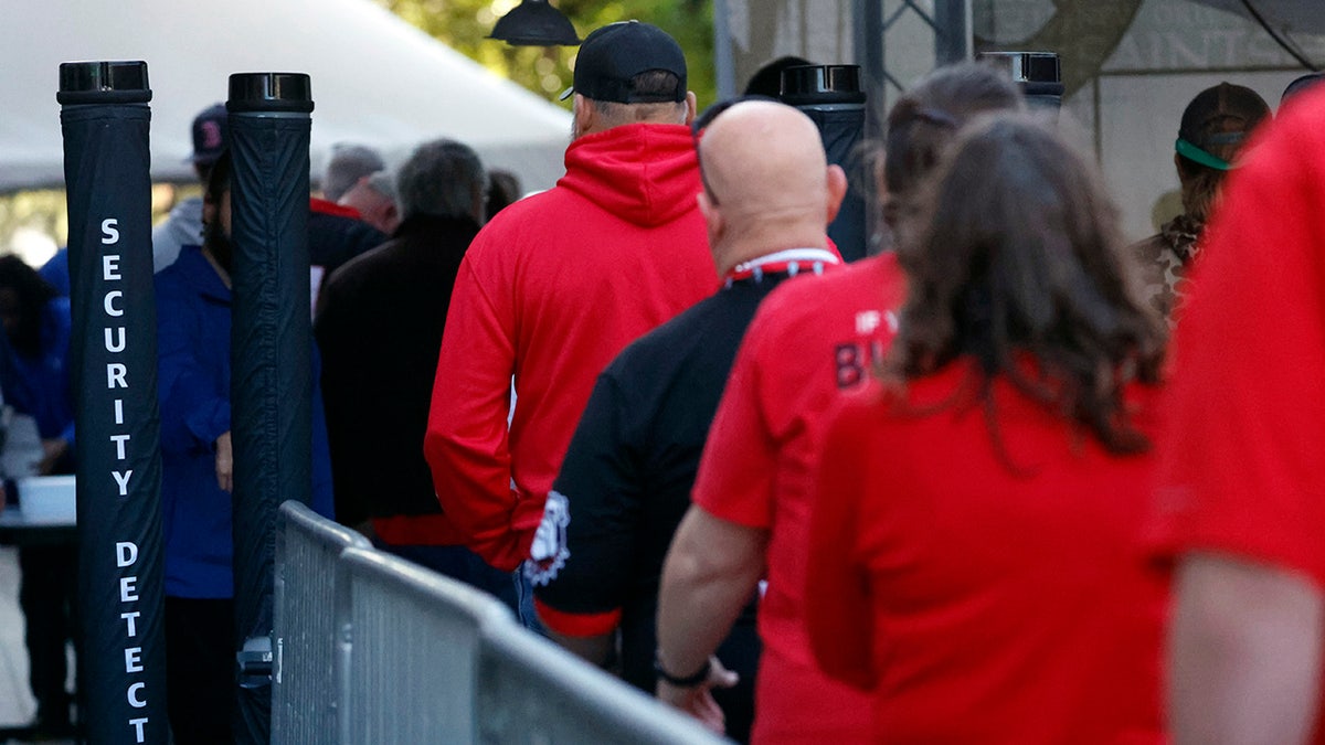 Georgia fans in line