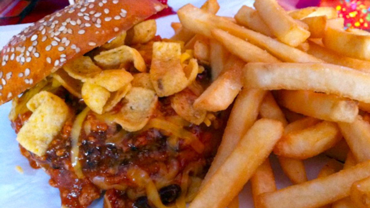 New Orleans Chef Mark Bucher's Tailgate Chili Burger dengan kentang goreng.