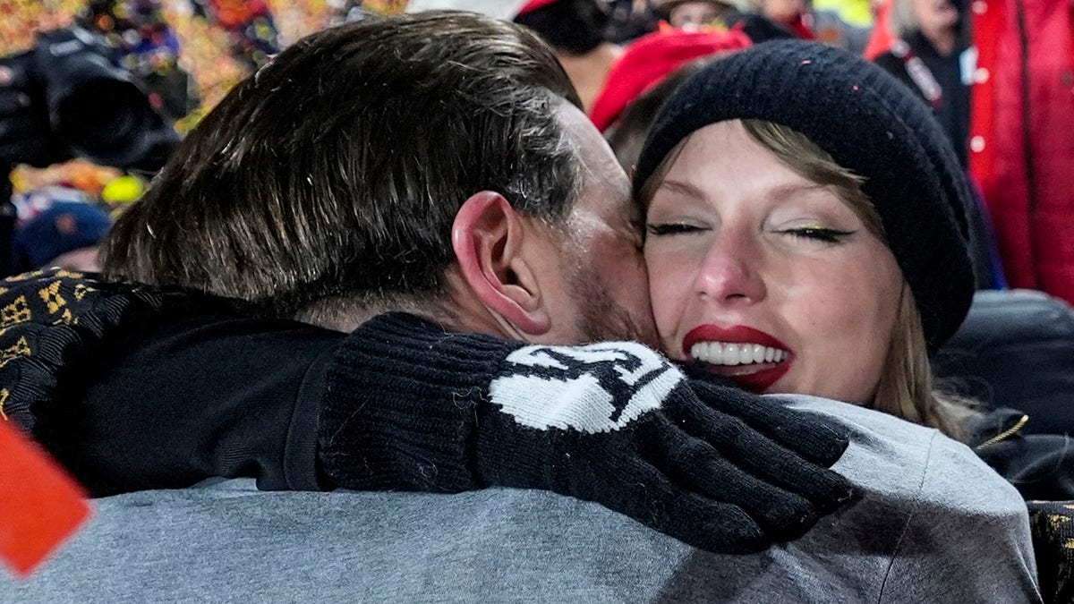 Taylor Swift and Travis Kelce hug it out