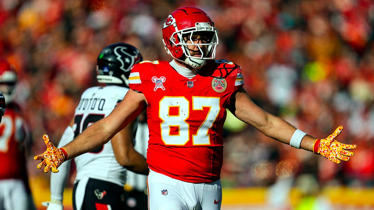 Travis Kelce reacts