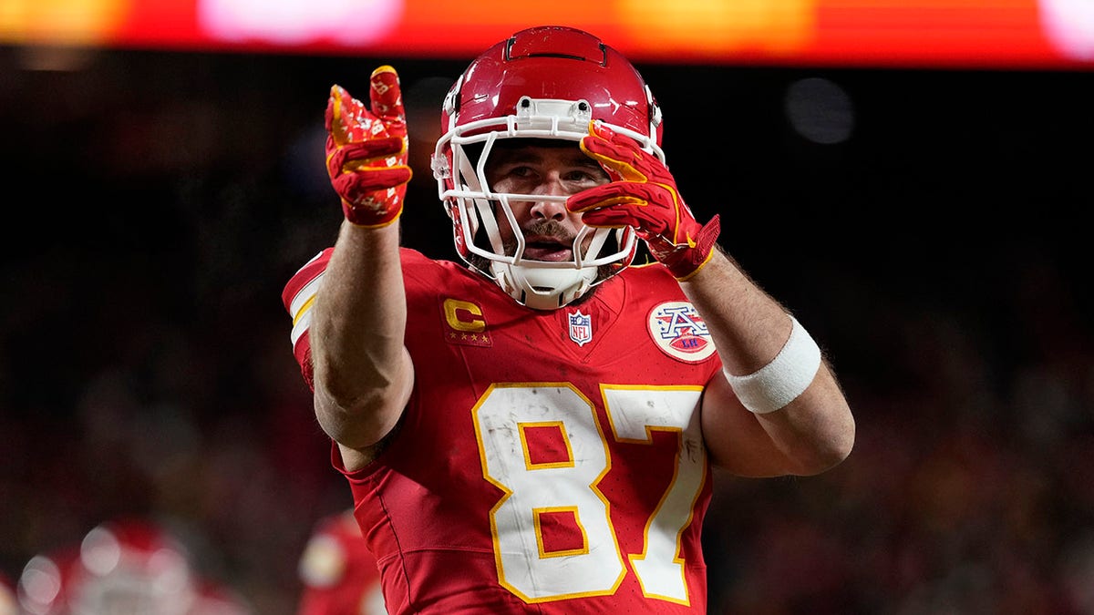 Travis Kelce points forward