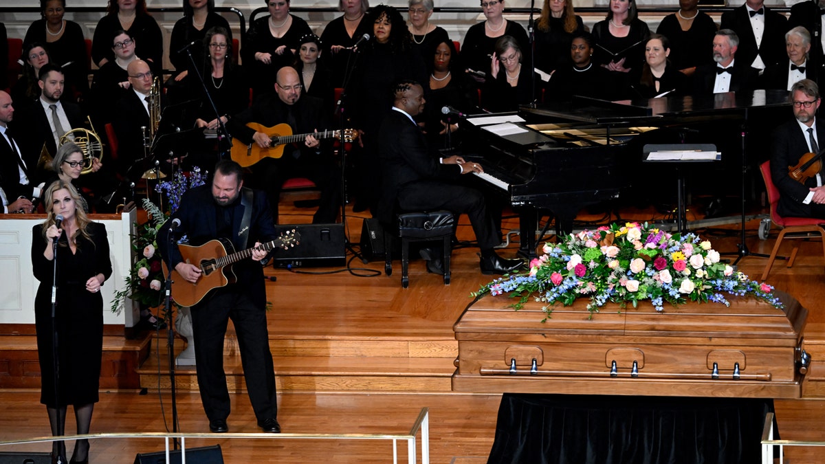 Trisha Yearwood and Garth Brooks sing at Rosalynn's funeral