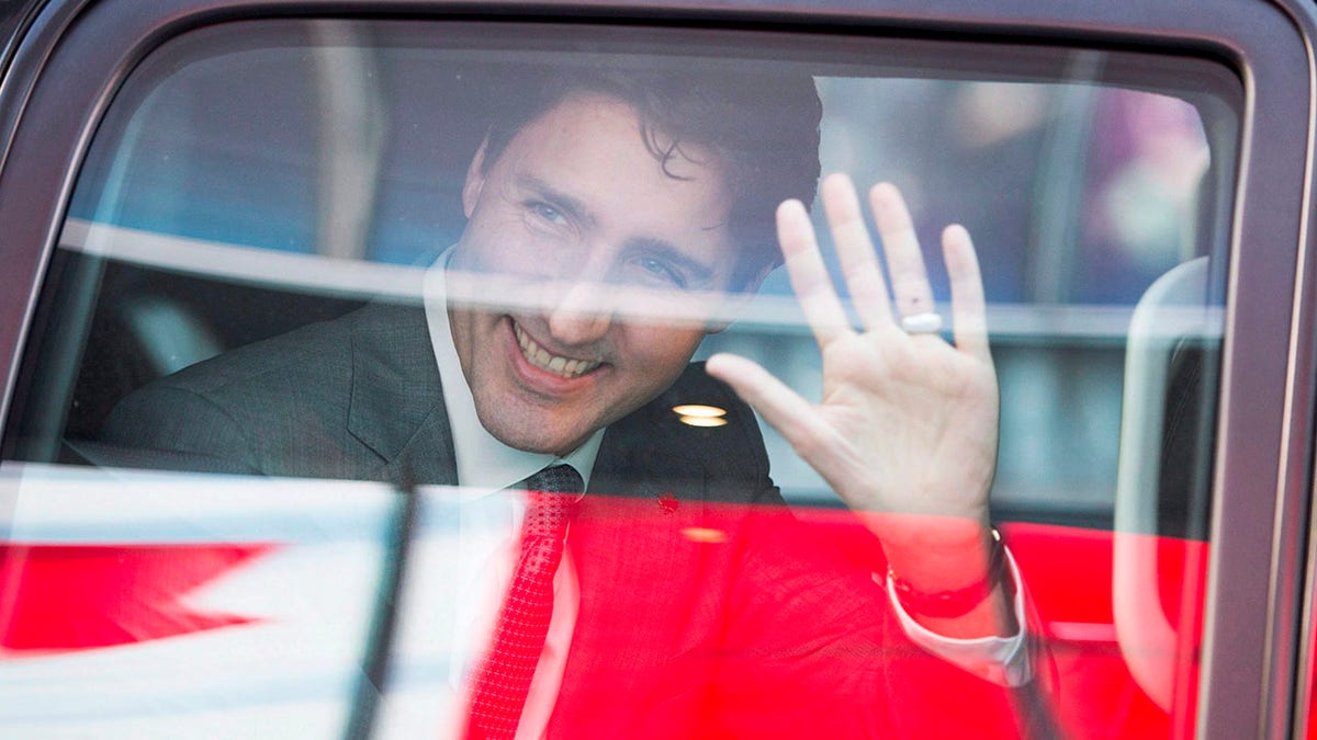 Archivo - El primer ministro Justin Trudeau saluda cuando sale de las oficinas de Salesforce el 8 de febrero de 2018 en San Francisco. (Ryan Remiorz/The Canadian Press a través de AP, archivo)