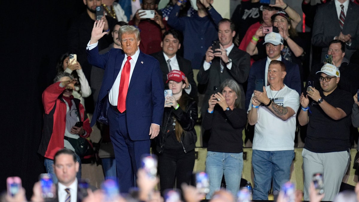 Trump acenando no comício em Las Vegas