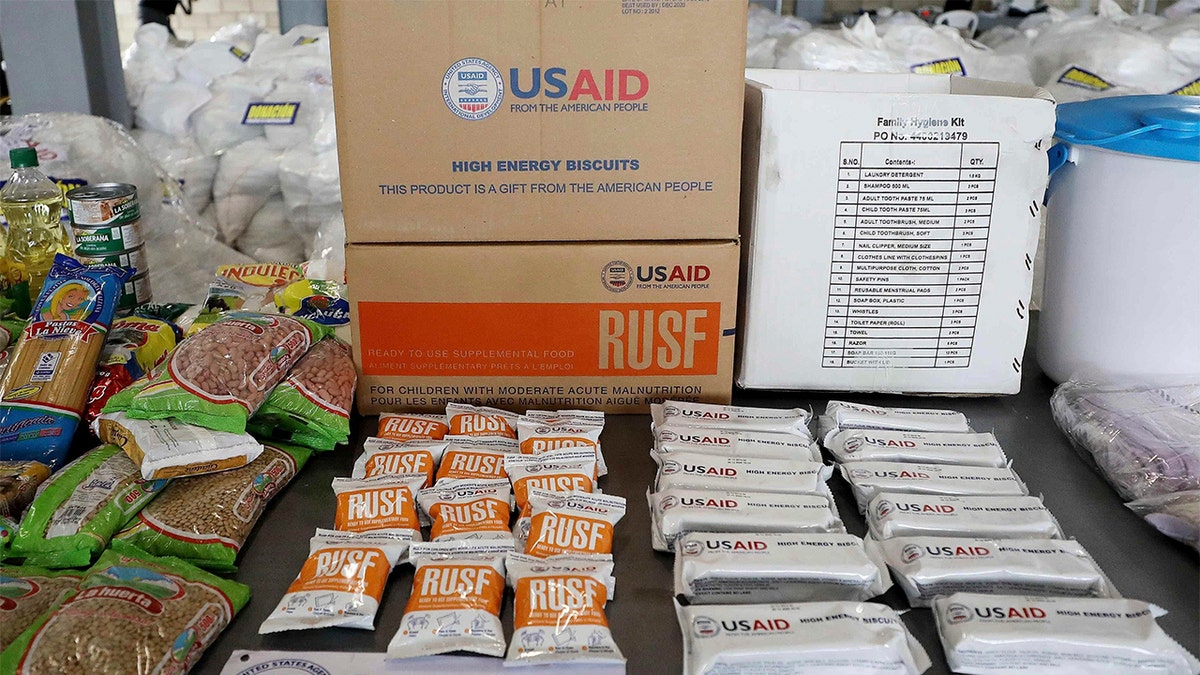 La comida y el suministro de USAID aparecen en un almacén