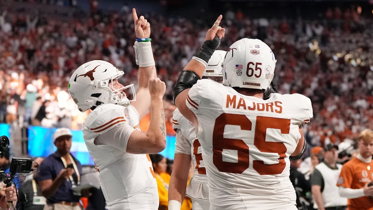 Texas sobrevive al doble susto de tiempo extra del estado de Arizona en un thriller de playoffs de fútbol universitario