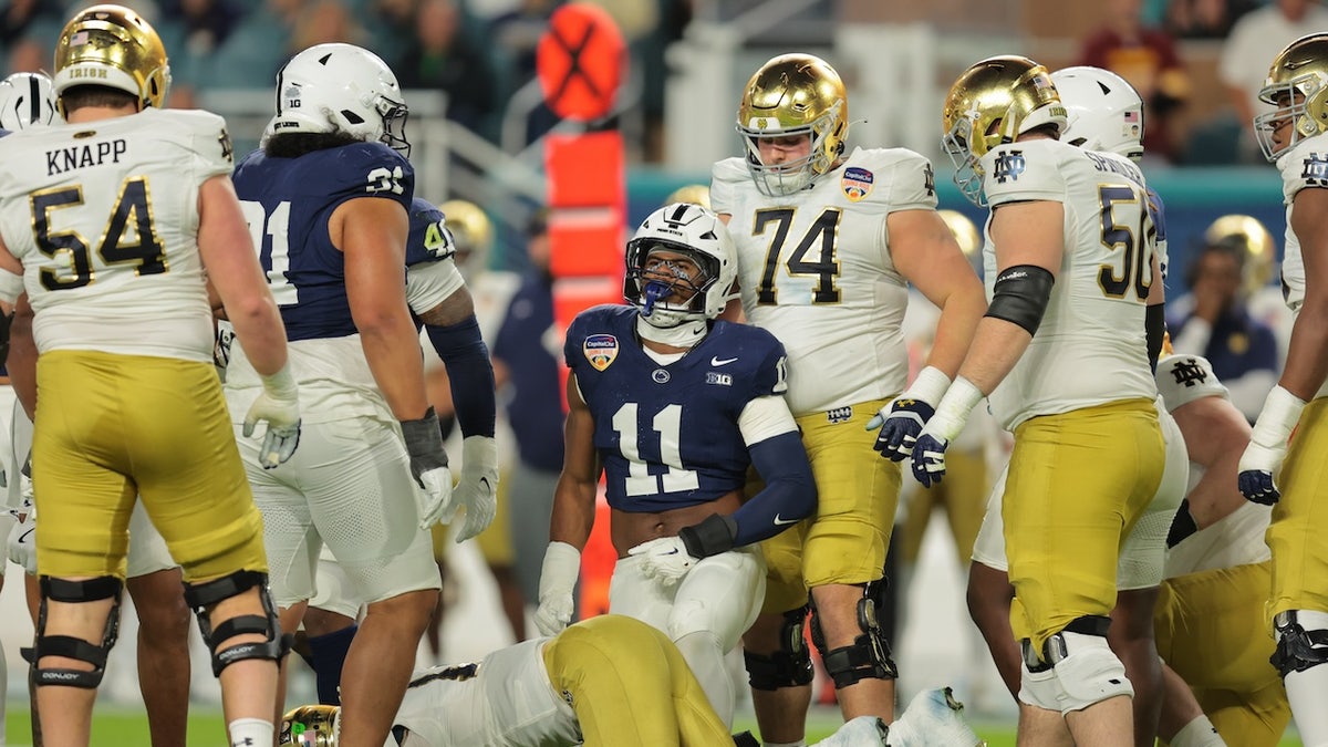 Pemain bertahan Penn State Nittany Lions Abdul Carter (11) merayakan tekel terhadap gelandang Notre Dame Fighting Irlandia Riley Leonard (13) di babak pertama di Hard Rock Stadium.