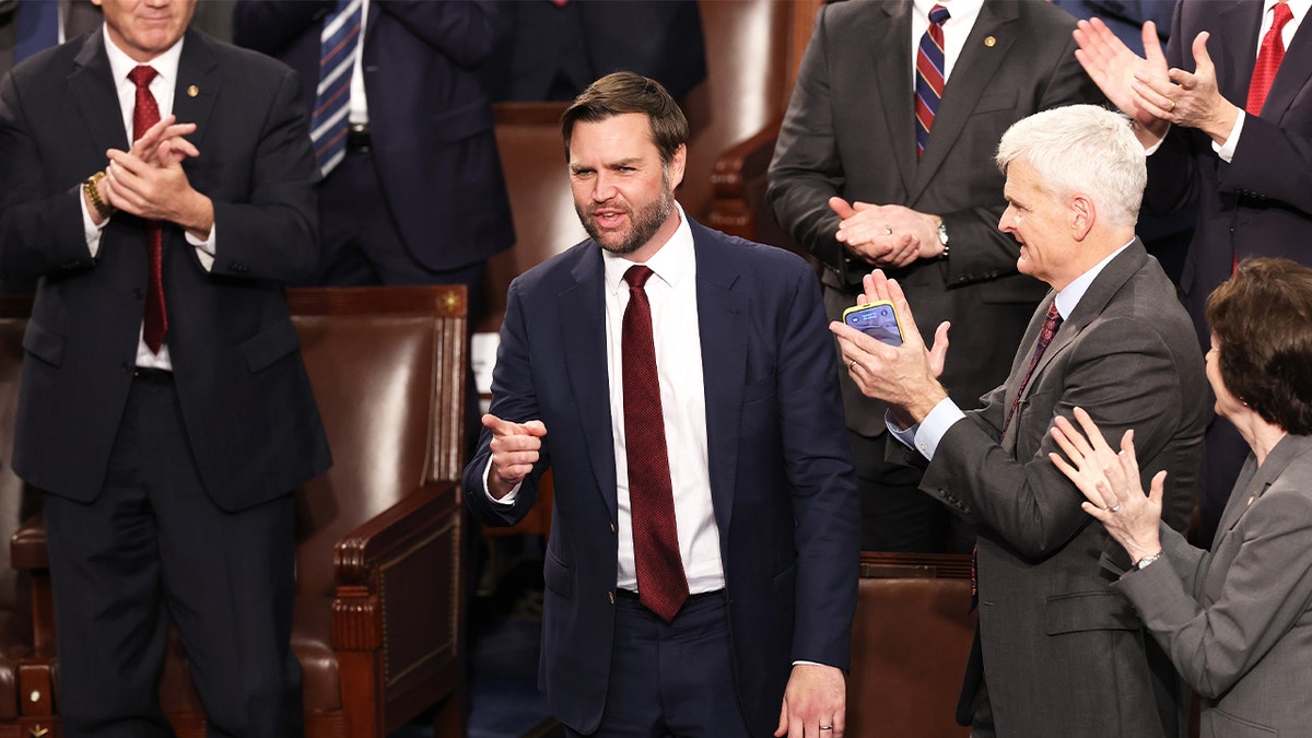 El vicepresidente electo JD Vance (R-OH) reacciona después de que la votación del Colegio Electoral fuera ratificada durante una sesión conjunta del Congreso para ratificar las elecciones presidenciales de 2024 en el Capitolio de los Estados Unidos el 6 de enero de 2025 en Washington, DC