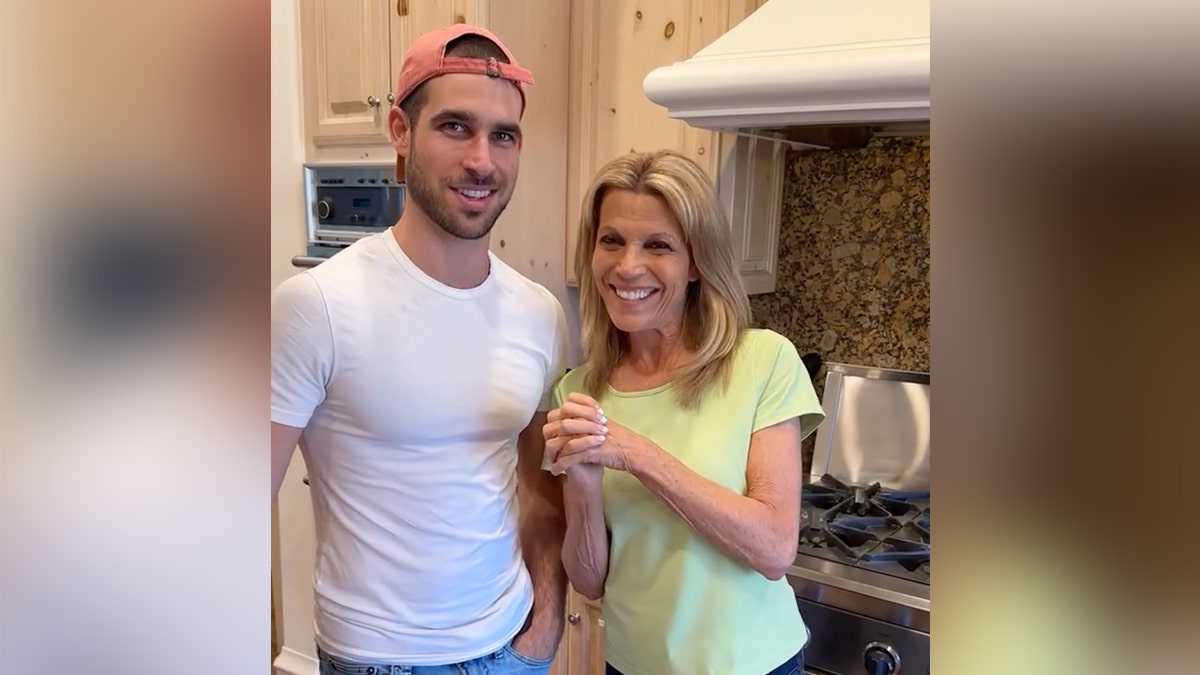 Vanna White en una camiseta verde lima sonríe junto a su hijo Nikko con una camiseta blanca y un sombrero hacia atrás