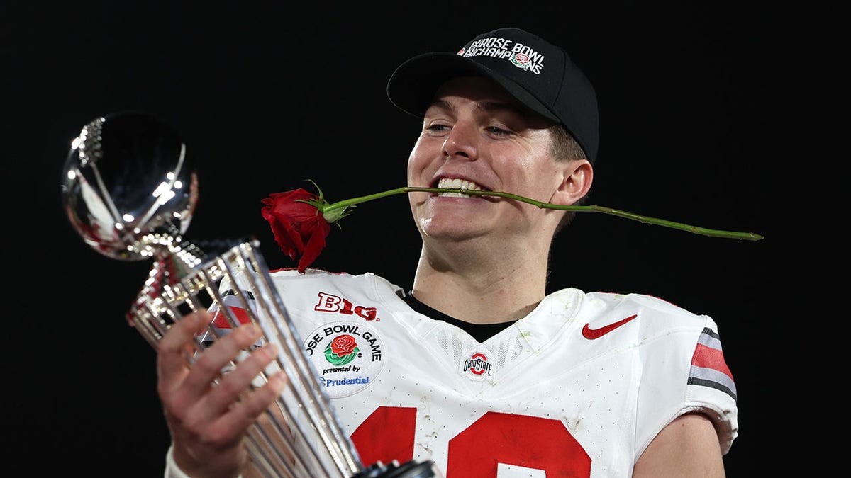 Will Howard , quarterback de Ohio State, no puede subir al escenario de ...