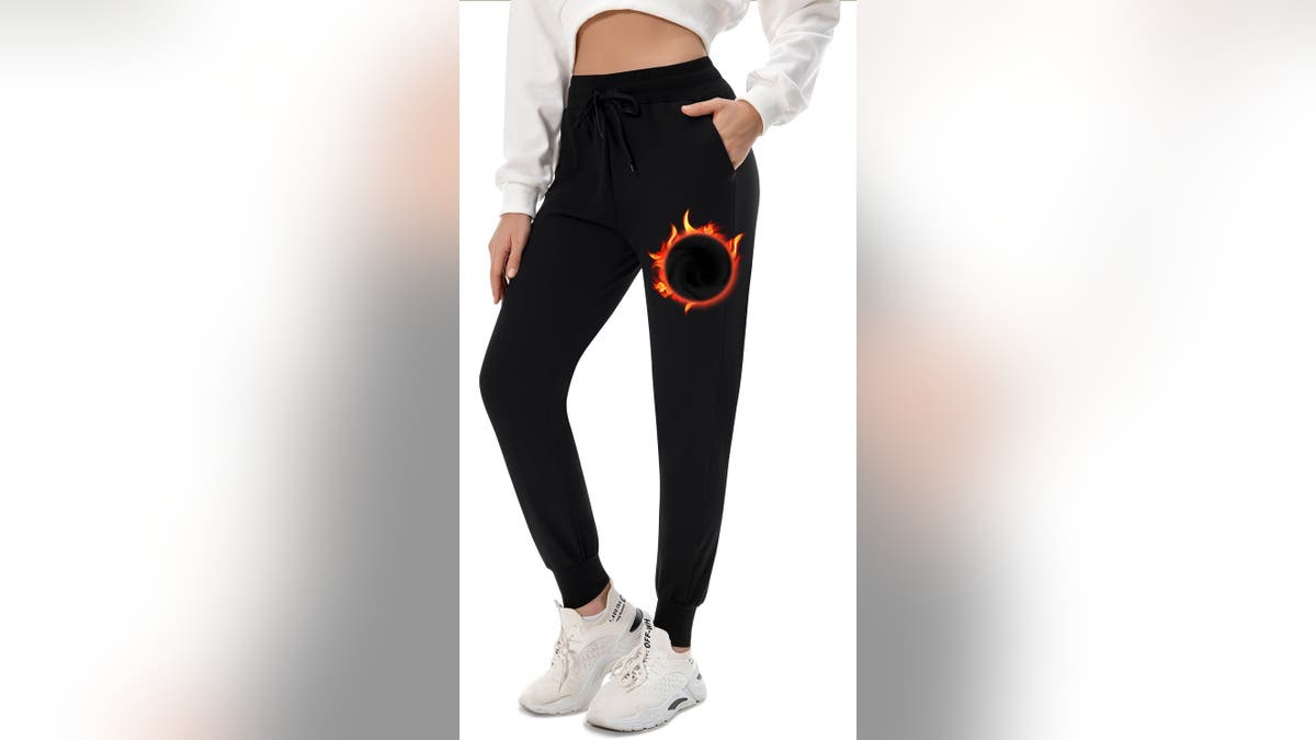 Jaga agar kaki Anda tetap hangat dengan celana jogging ini.