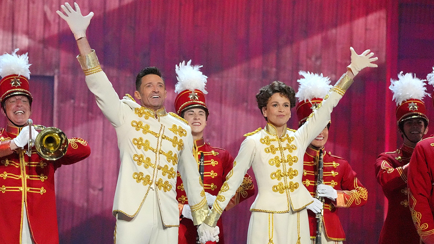 hugh-jackman-sutton-foster-1 يؤكد هيو جاكمان وسوتون فوستر علاقتهما بإيماءة عامة بعد أشهر من الشائعات الرومانسية