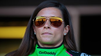 La ex-estrella deNASCAR Danica Patrick cuestiona los problemas de agua que afectan a los bomberos que luchan contra los incendios forestales de Los Angeles