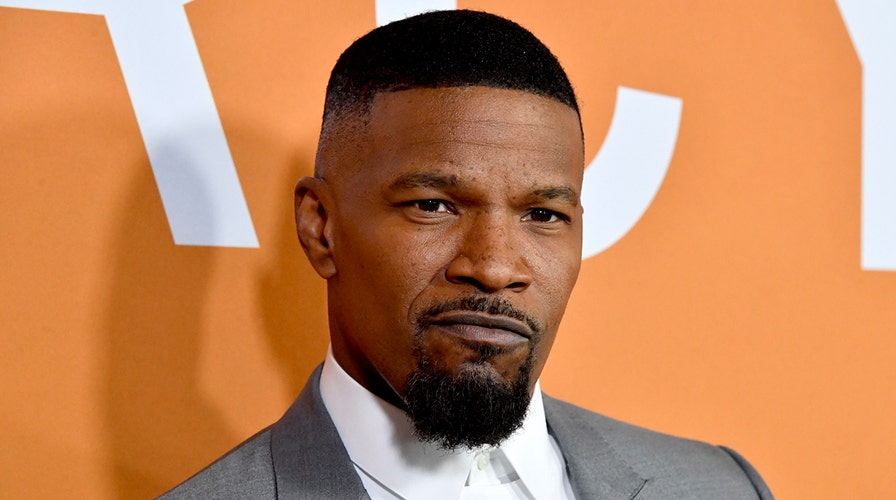 Jamie Foxx se pasea por la alfombra roja de los Globos de Oro 2025