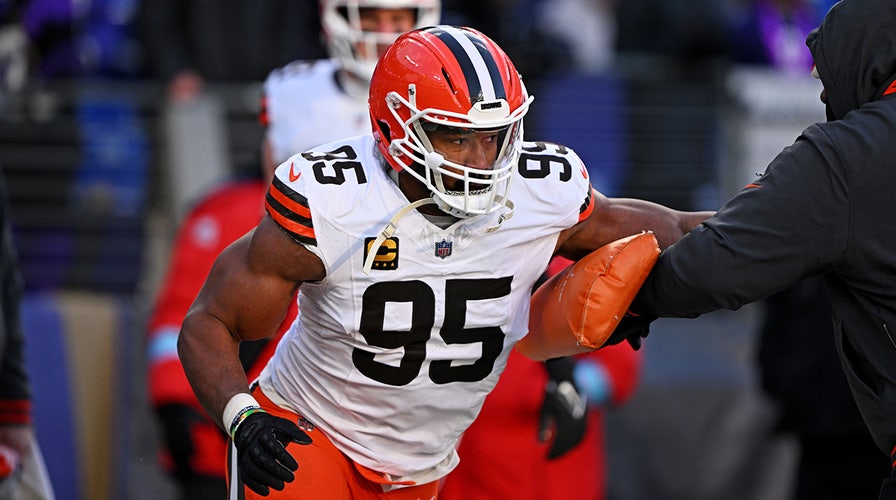Browns' Myles Garrett has heartwarming moment with Ravens rookie