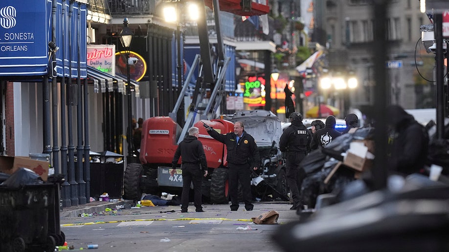 Los servicios de emergencia acuden al lugar de los hechos en Bourbon Street