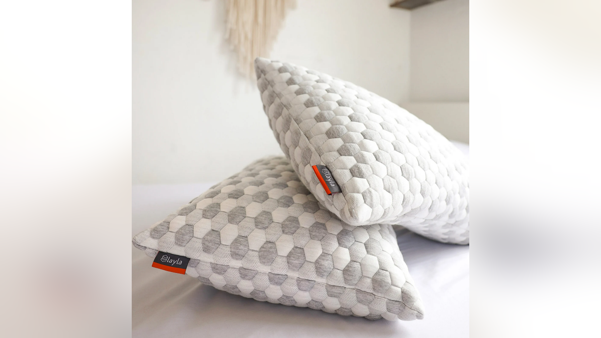 This Layla Kapok pillow combines the softness and lightness of kapok fibers with memory foam support that gently cradles your head and neck.