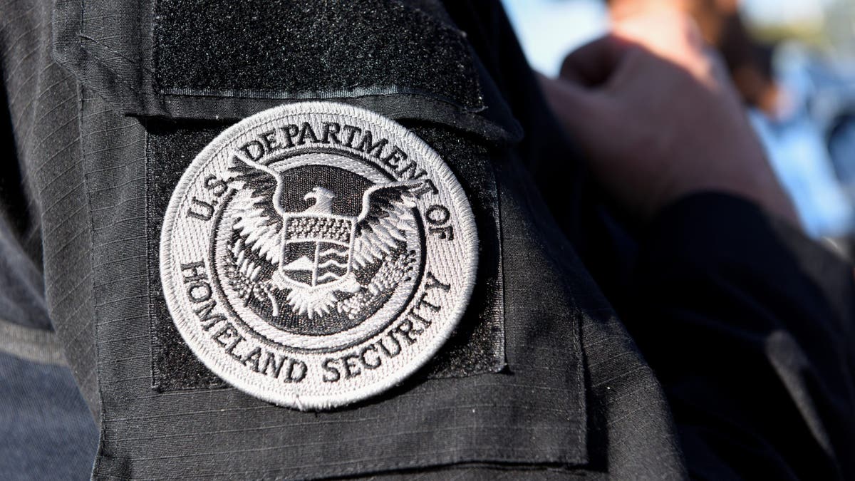 Durante una operación en San José, se representó a un miembro de los equipos de operaciones fugitivas de ICE y ERO.