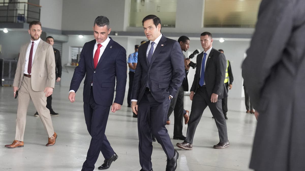 Rubio walks toward Venezuelan plane in Dominican Republic