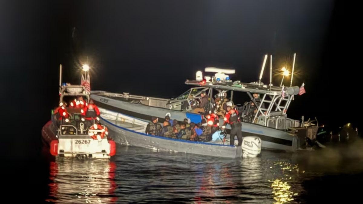 A Guarda Costeira detectou um navio de 16 pessoas que estavam presas no mar por dois dias.