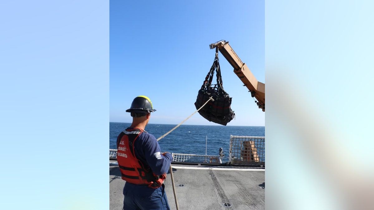 A Coast Guards descarrega os recipientes de drogas