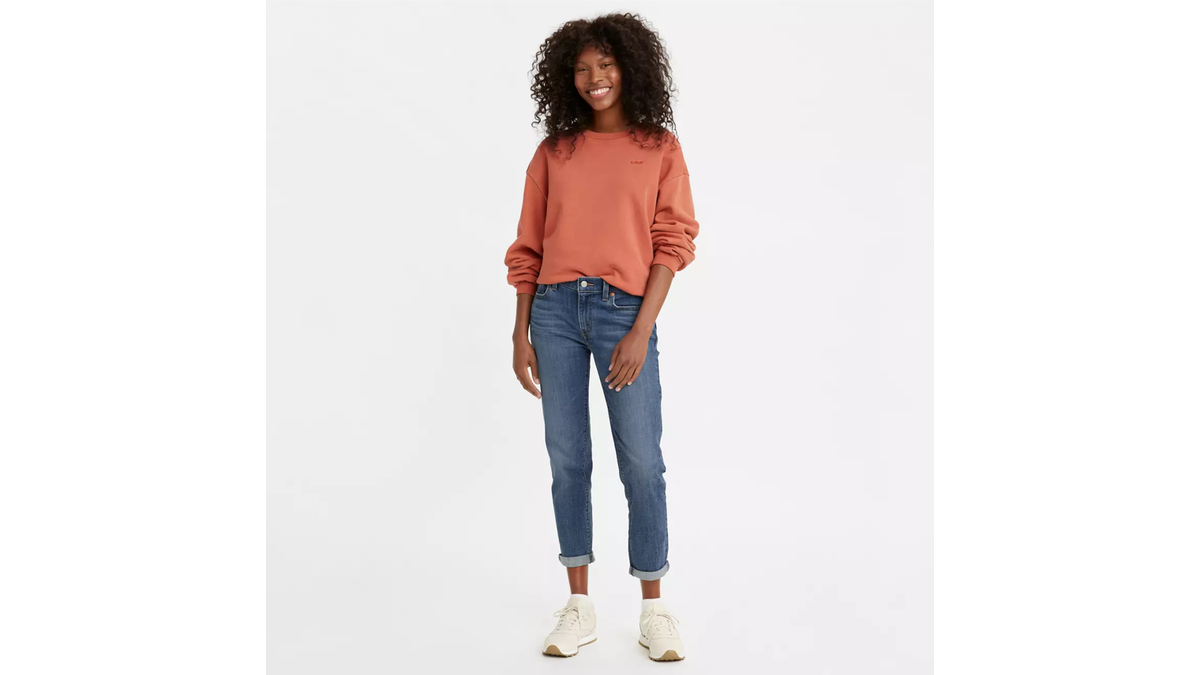 Boyfriend jeans from Levi’s are the ultimate choice for a laid-back, relaxed vibe.