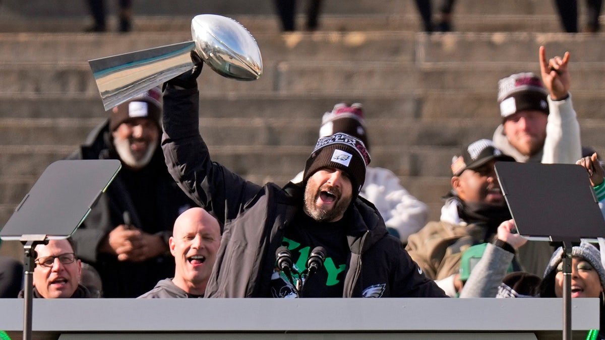 Nick sirios con trofeo del Super Bowl