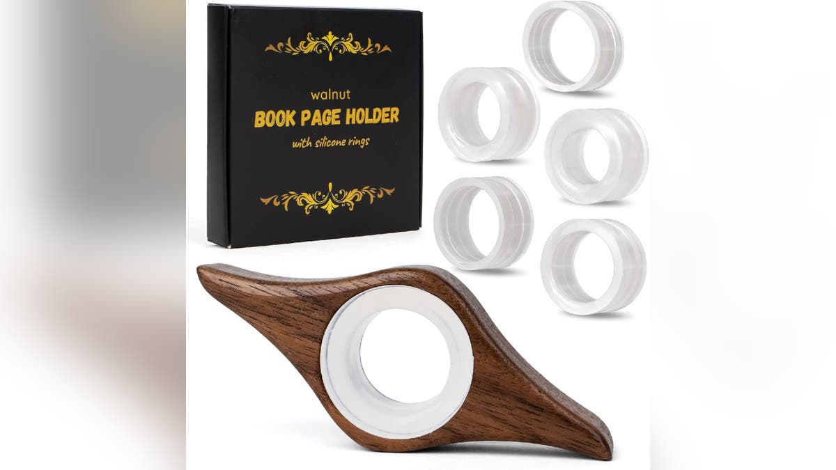 This ring easily fits on your thumb so you can hold your book open more easily. 