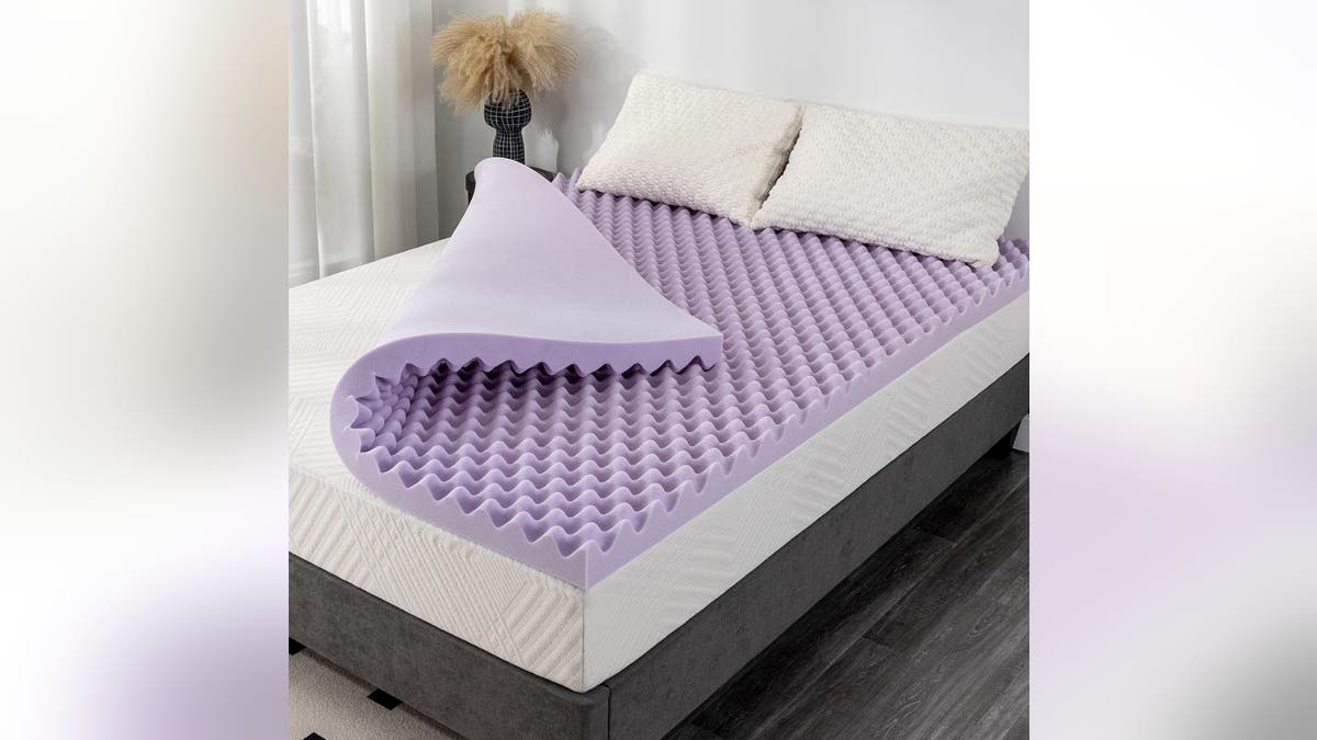 This 3-inch egg box style has a color design that promotes the flow of air in the toppling and providing a thin pillow.