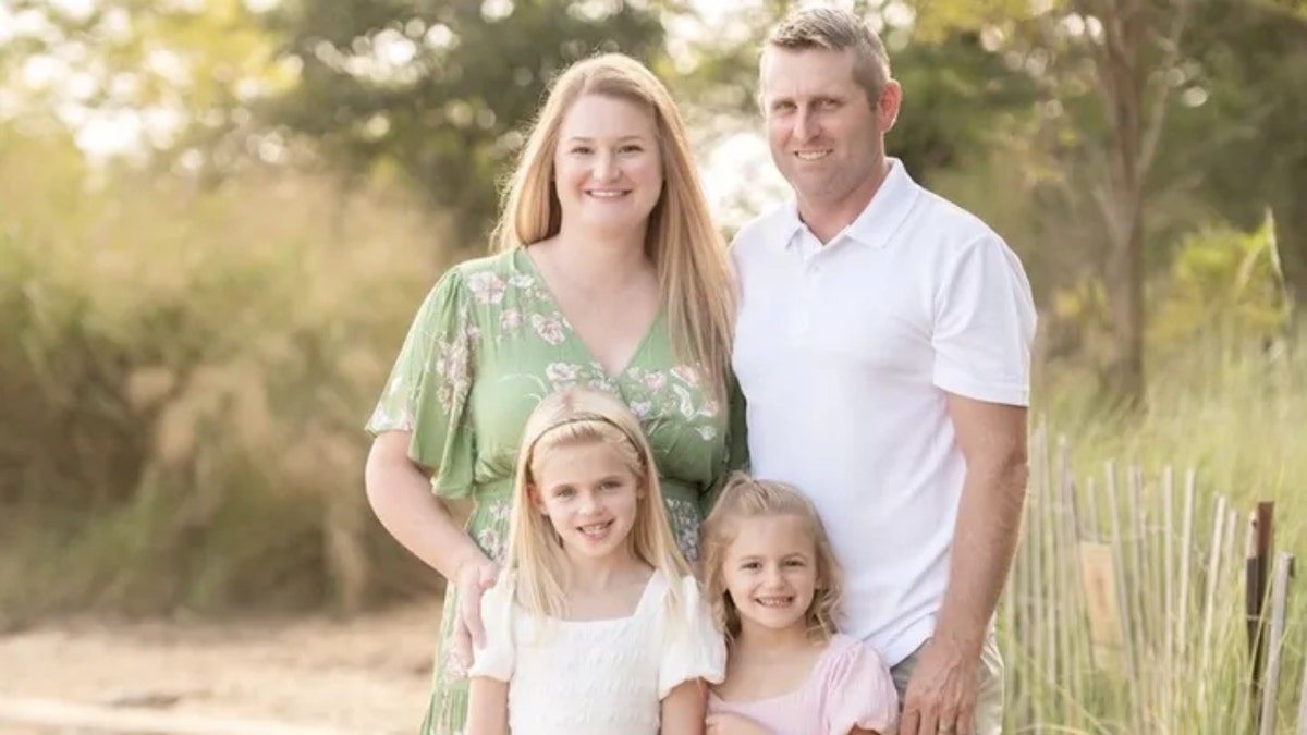 Tommy Clagett y su familia en una playa