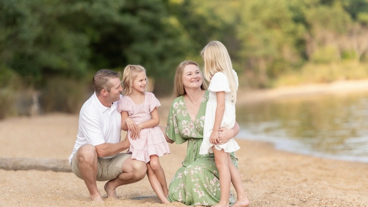 Tommy Clagett y su familia en una playa