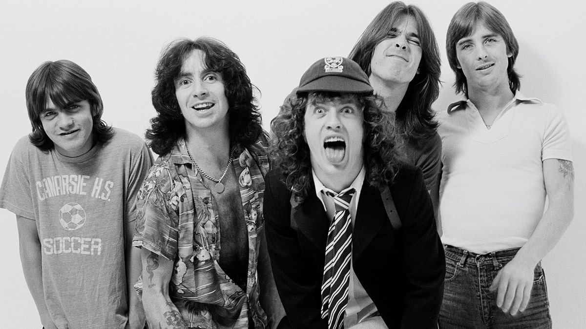 Australiana Band AC/DC - Malcolm Young, irmã Scott, Angus Young, Cliff Williams e Phil Rud - foram criados em 1973. 