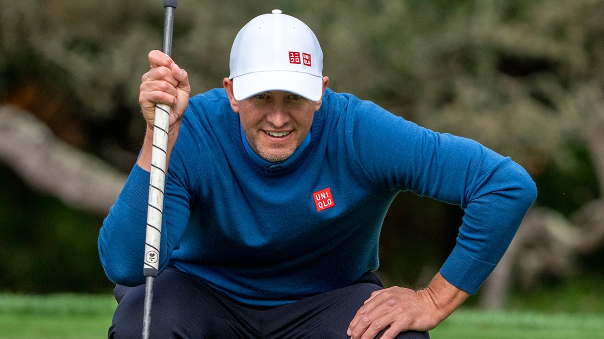 Adam Scott lines up putt