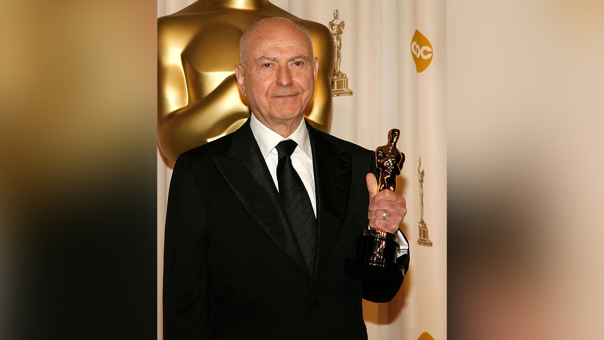 Alan Arkin holding his Oscar at the 2007 Academy Awards.