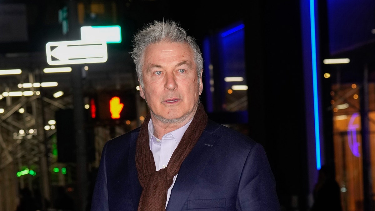 Alec Baldwin wrap a scarf around the neck in New York.