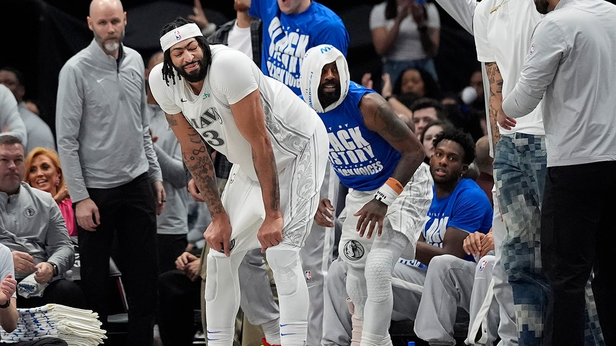 Anthony Davis grimaces