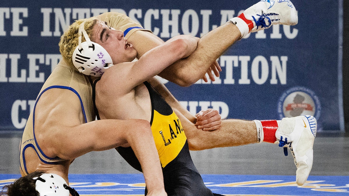 St. John Vianni gegen Curtner von Anthony Nox von Donovan Catholic von 120 Pfund. Finale. Jungen Wrestling Finals bei der NJSIAA State Wrestling Championship am 2. März 2024 in Atlantic City abgehalten