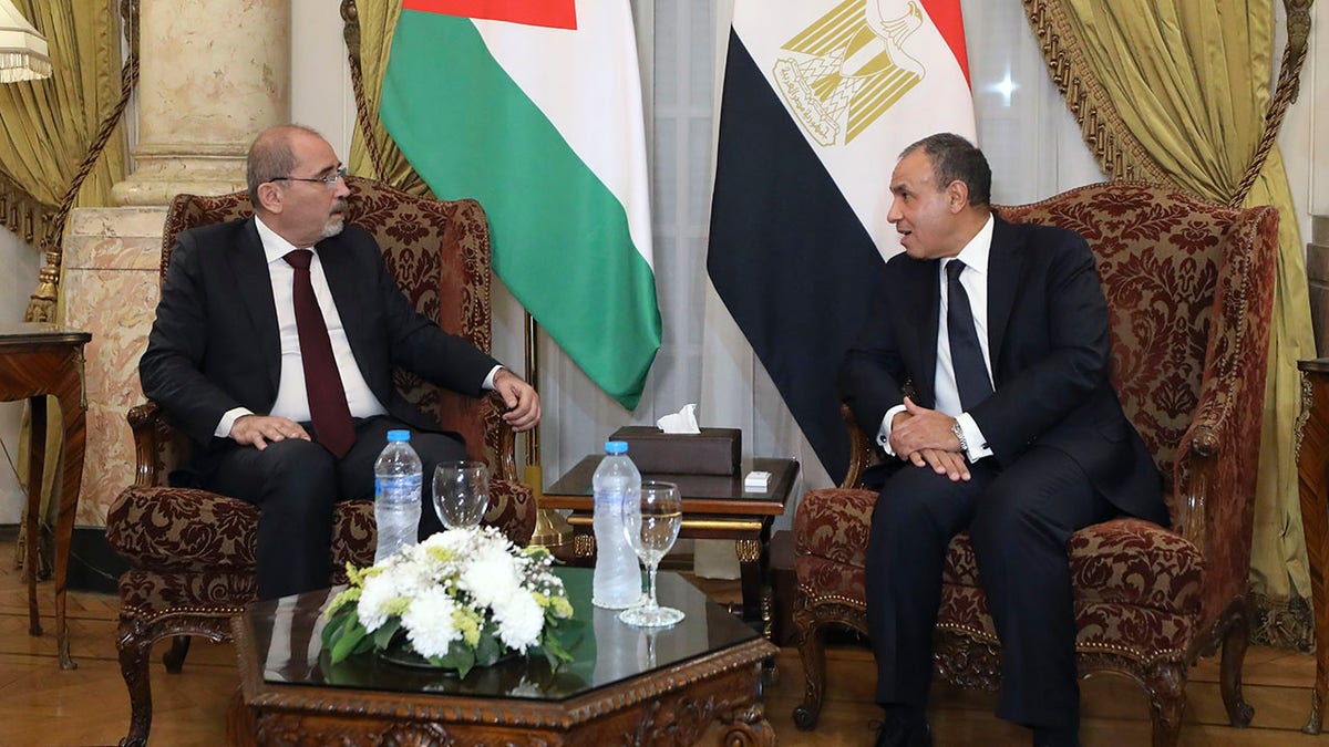 Egyptian officials meet with Arab leaders