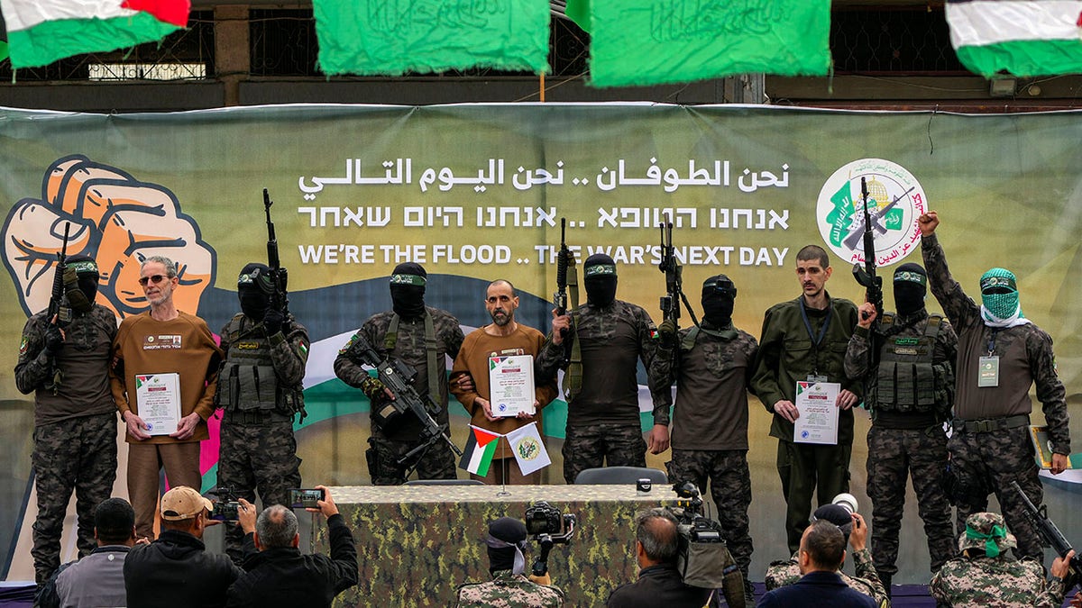 Israelische Geiseln bei der Hamas Handover Celebration