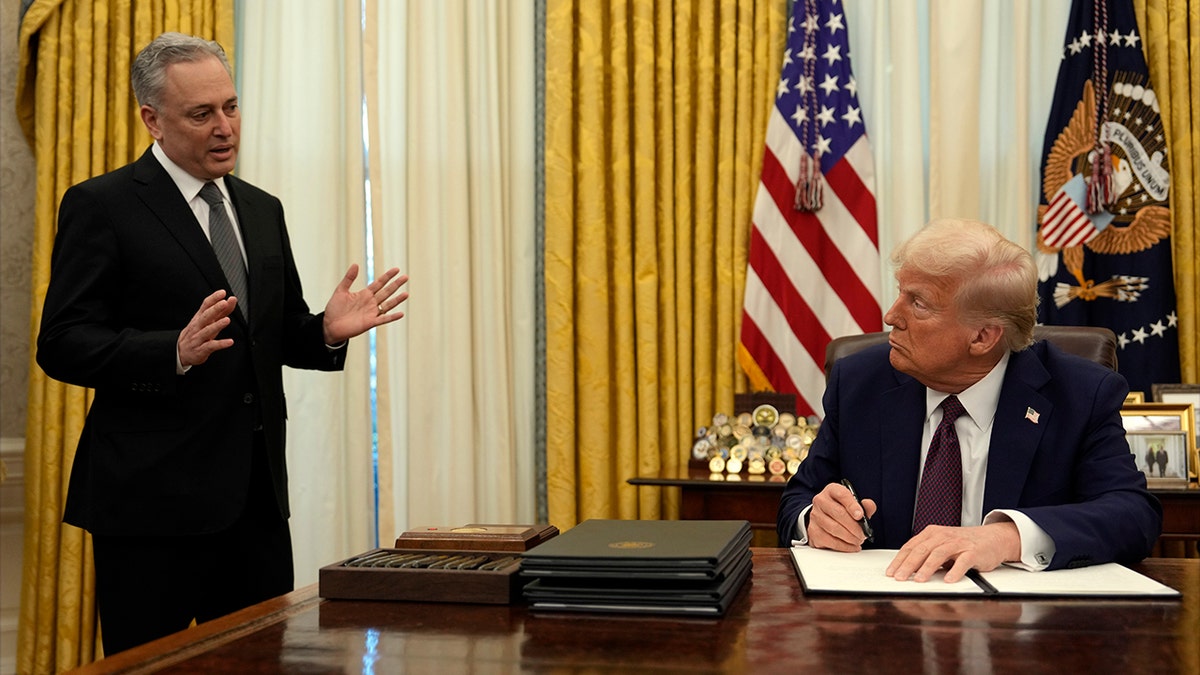 David sacia no Salão Oval, conversando com o presidente Trump, sentado