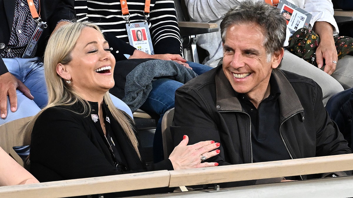 Ben Steeller e Christine Taylor estão sorrindo juntos