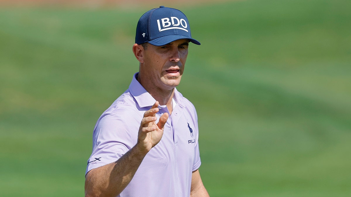 Billy Horschel waves to crowd