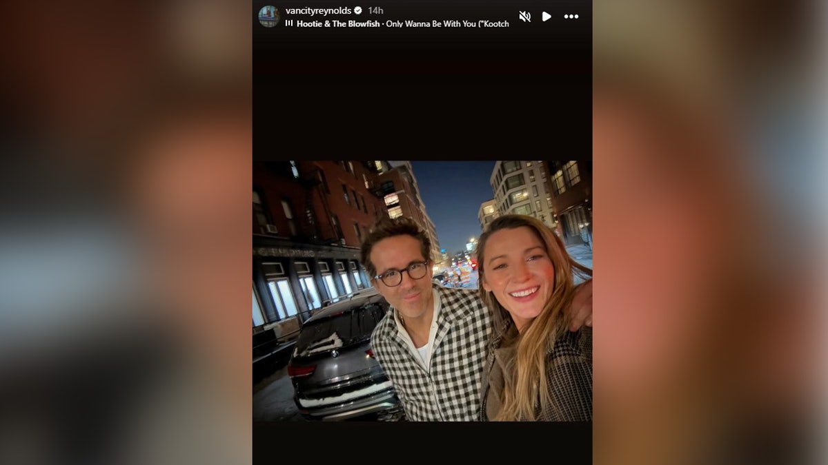 In Instagram Selfie wickelte Ryan Reynolds Frau Blake seine Hand um lebhaft.