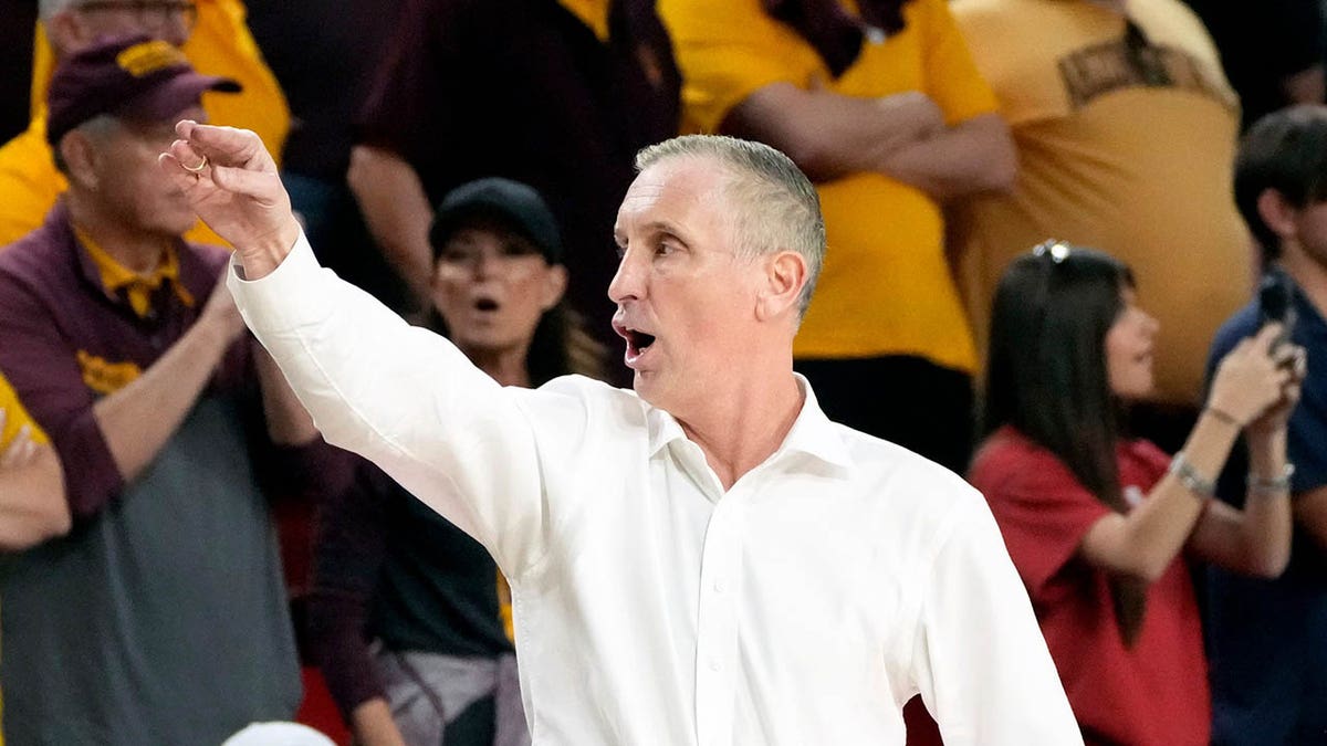 Bobby Hurley on bench