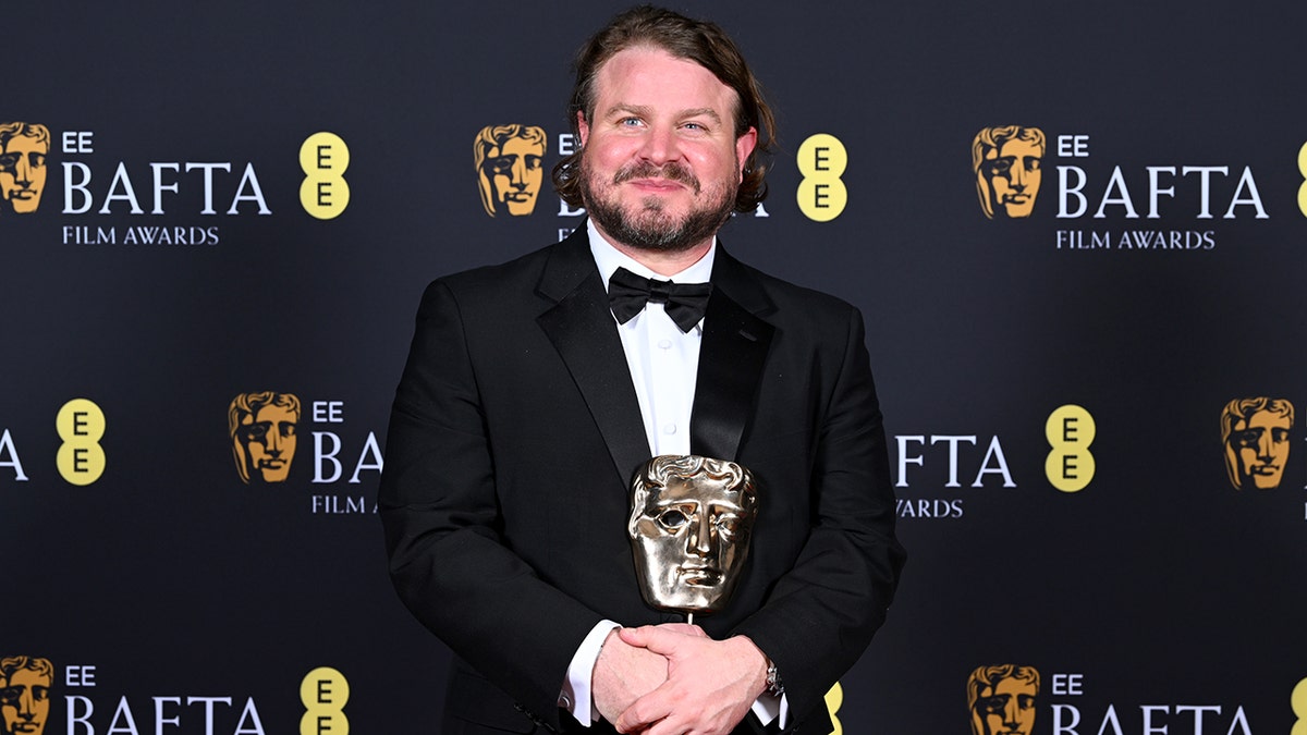 Brady Corbet en los Premios BAFTA.