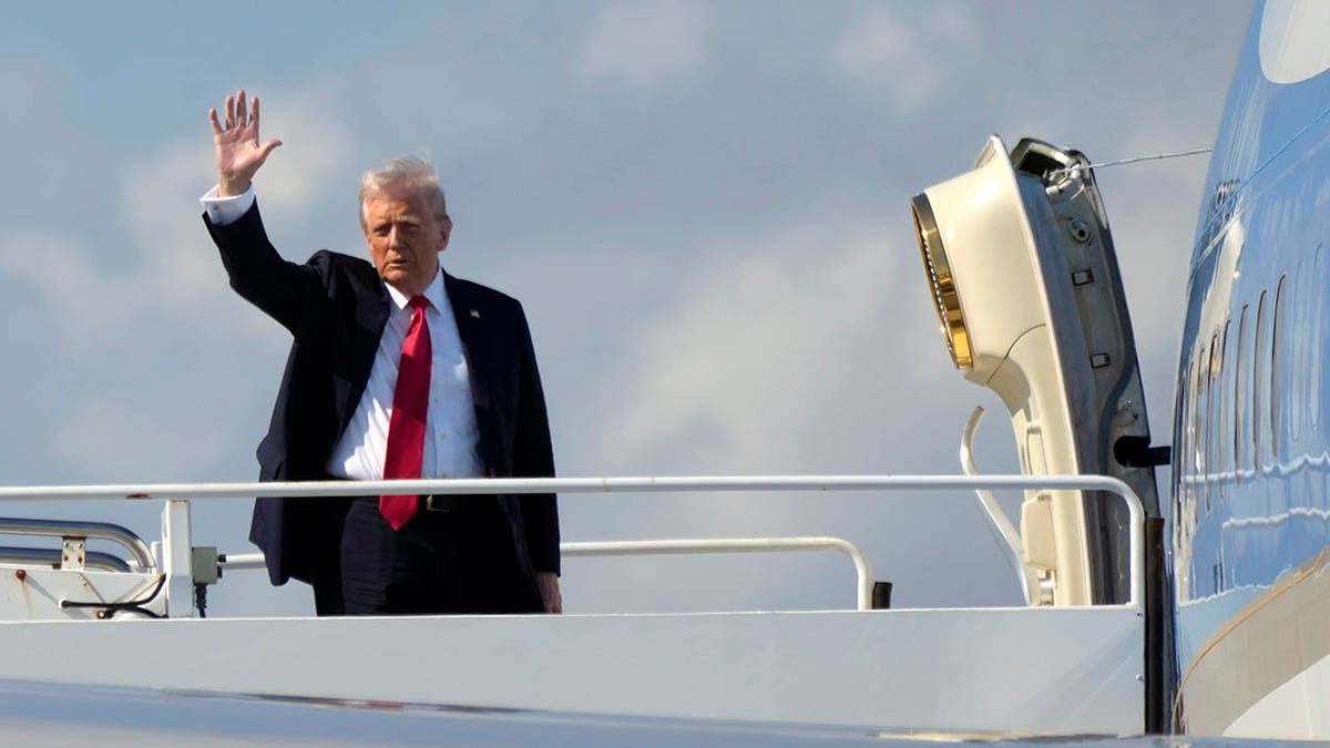 Donald Trump comes into the strength of the air