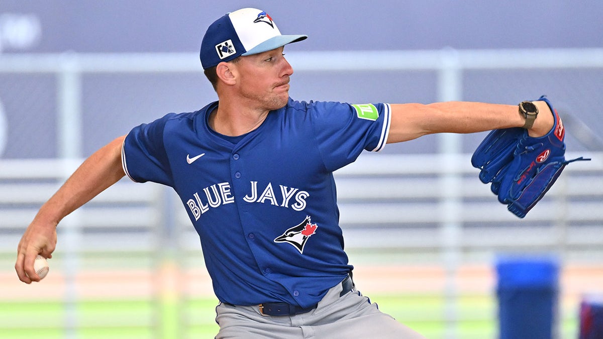 Chris Bassitt throws