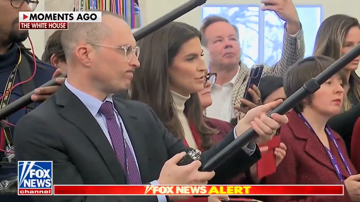 Kaitlan Collins de CNN habla con el Presidente Trump